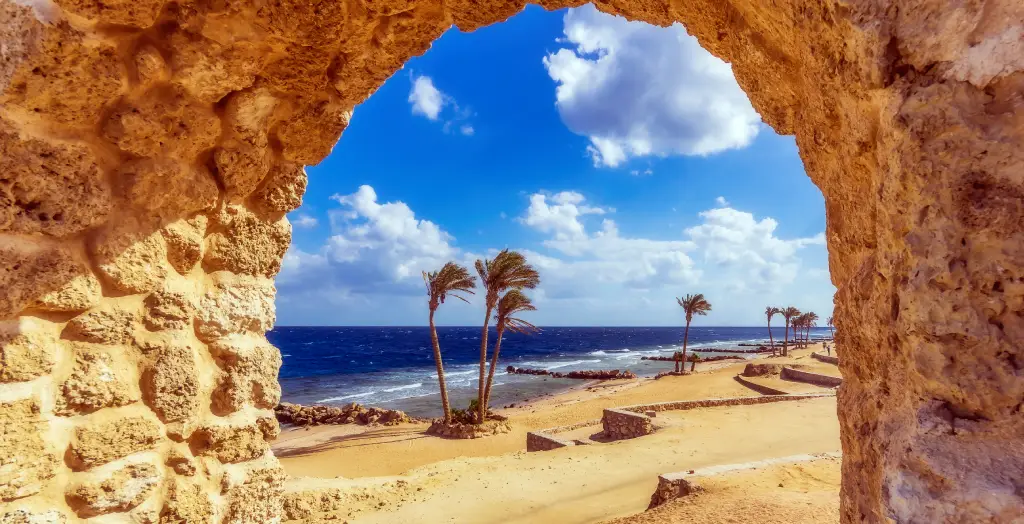 Steinfenster am Sandstrand der Bucht Sahl Hasheesh, Hurghada, Ägypten