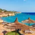 Strand mit Sonnenschirmen in Sharm El Sheikh, Ägypten