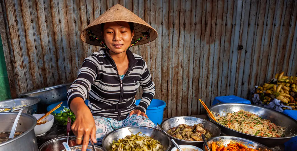 Streetfood-Verkäuferin auf einem Food-Market in Vietnam