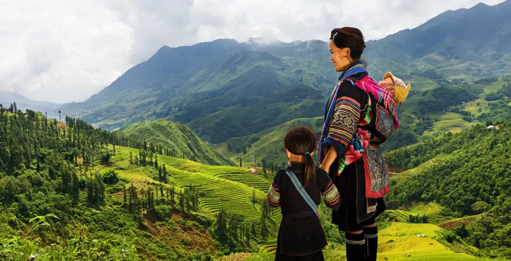 Traditionell gekleidete Frau mit Kind in den Bergen von Vietnam