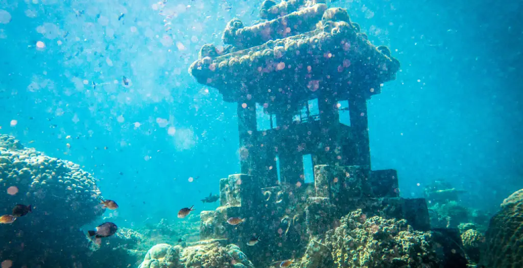 Pyramide in der Unterwasserwelt bei Amed auf Bali, Indonesien Indonesien [Bildquelle: ©  | Canva]
