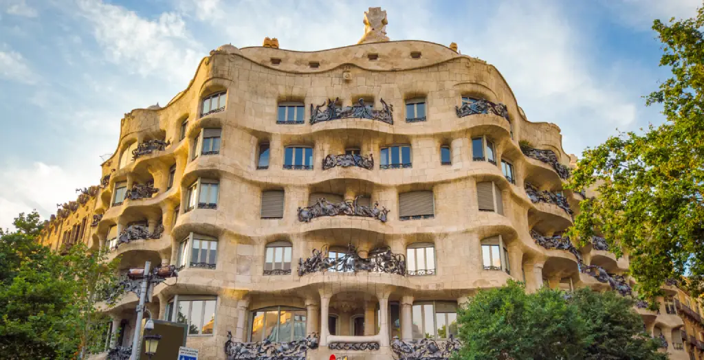 Casa Milà, bekannt als La Pedrera, von Gaudí in Barcelona, Spanien [Bildquelle: © frimufilms | Canva]