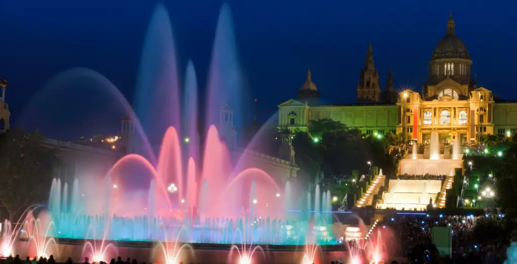 Farbenfroher Montjuïc Brunnen bei Nacht mit Palau Nacional im Hintergrund, Barcelona, Spanien