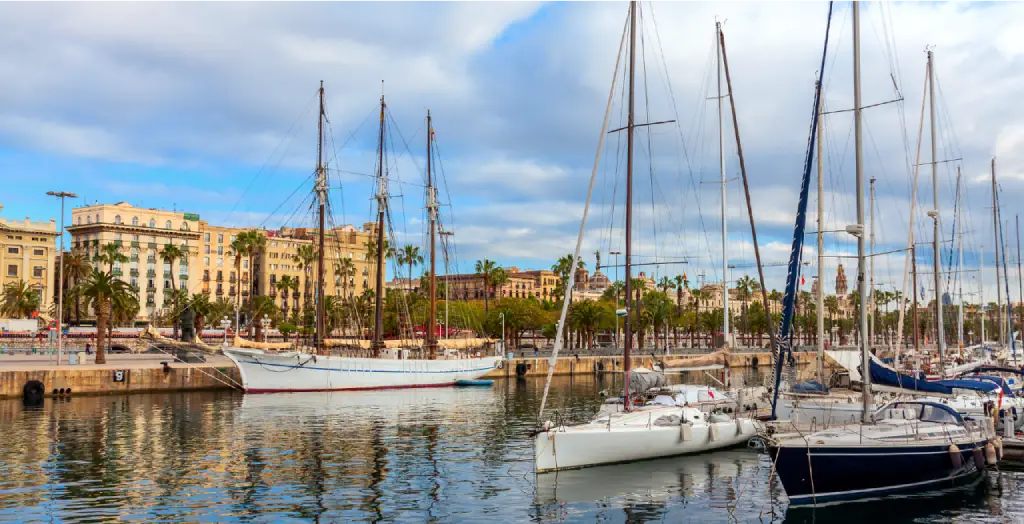 Segelboote und Yachten im Hafen Port Vell in Barcelona, Spanien [Bildquelle: © Photocluster | Canva]