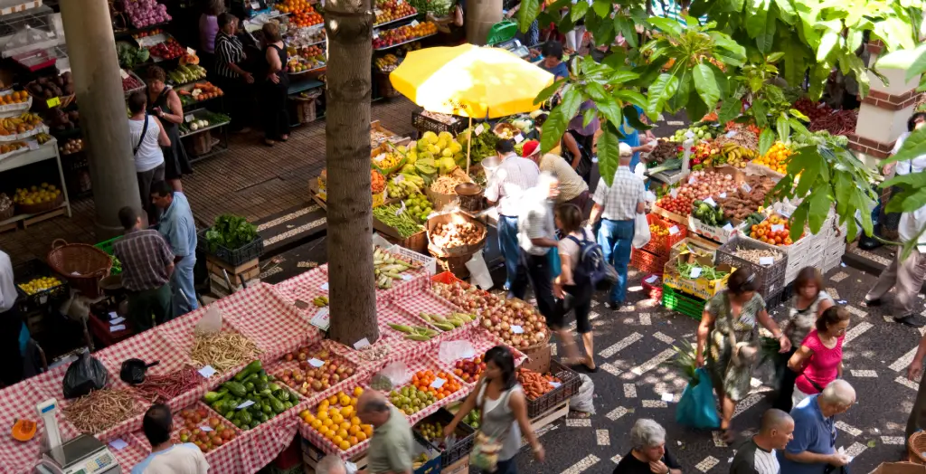 Markt mit Obst und Gemüse Mercado dos Lavradores auf der Insel Madeira, Portugal