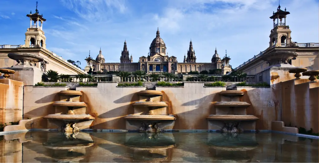 Palau Nacional mit Brunnenanlage in Barcelona, Spanien [Bildquelle: © karambol | Canva]