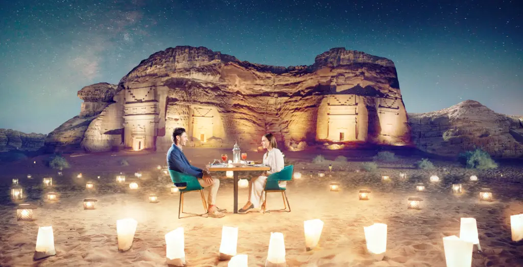 Ein Paar genießt ihr Abendessen unter AlUlas Sternenhimmel, Saudi-Arabien