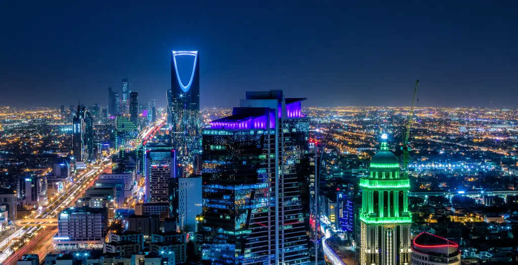 Skyline von Riad mit Blick auf Riyadh's Kingdom Center und Kingdom Tower, Saudi-Arabien