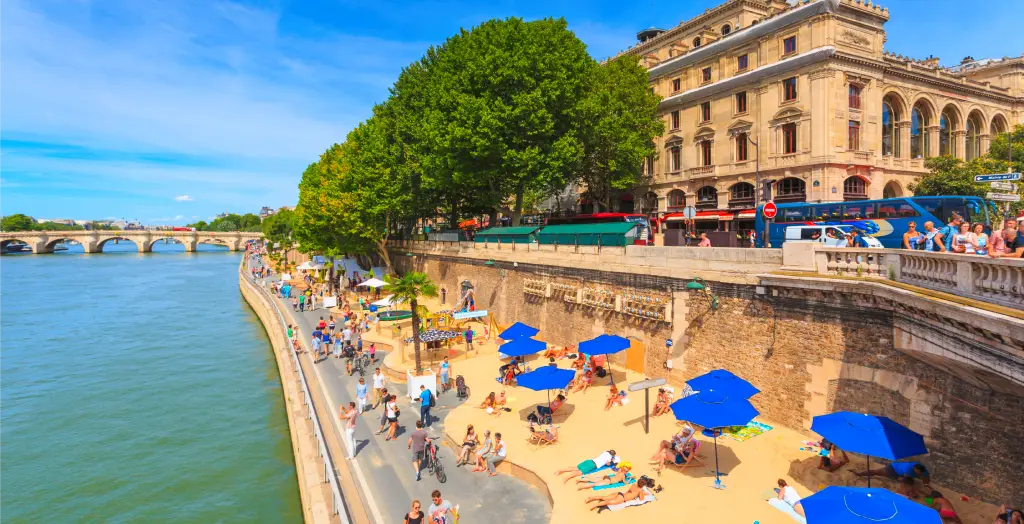 Pariser genießen den Sommer auf dem City Strand Paris Plages entlang der Seine in Frankreich