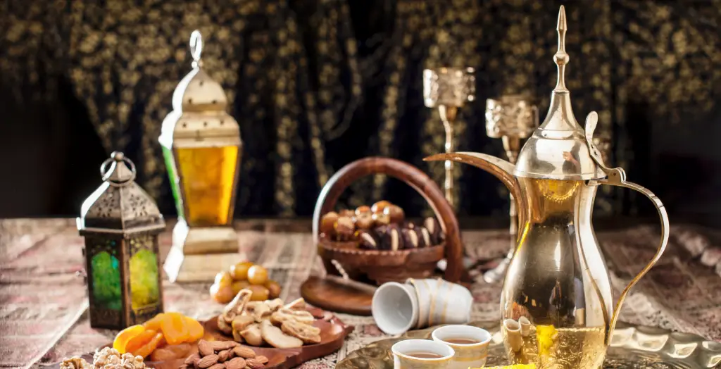 Traditionelle arabische Süßigkeiten, Nüsse und Kaffee