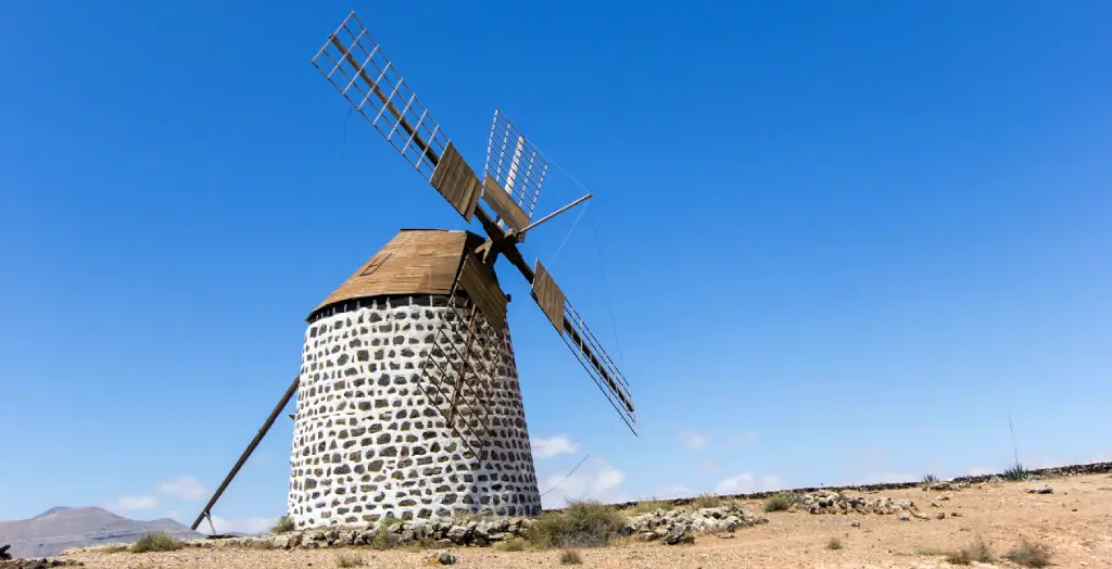 Traditionelle Windmühle in Villaverde unter dem blauen Himmel Fuerteventuras, Kanarische Inseln, Spanien. [Bildquelle: © Anxo Silva Sanchez | Canva]