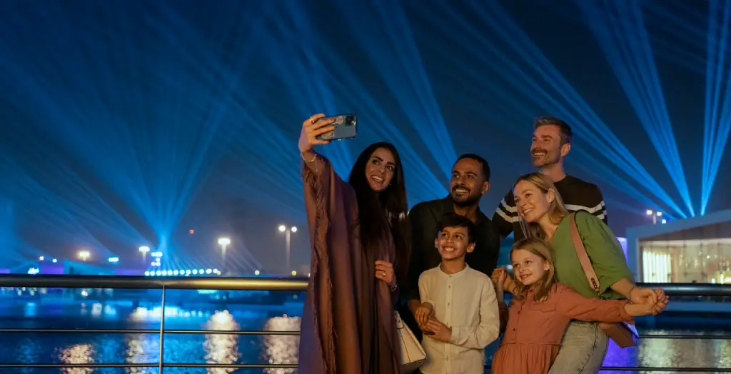 Zwei Familien nehmen ein Selfie am Brunnen in Riad auf, Saudi-Arabien [Bildquelle: © VisitSaudi]