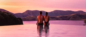 Pärchen genießt den Sonnenuntergang über Lake Argyle, Kimberley, Westaustralien, von einem Infinity-Pool aus [Bildquelle: © Tourism Western Australia]