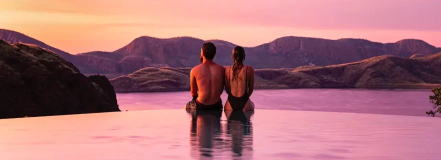Pärchen genießt den Sonnenuntergang über Lake Argyle, Kimberley, Westaustralien, von einem Infinity-Pool aus [Bildquelle: © Tourism Western Australia]