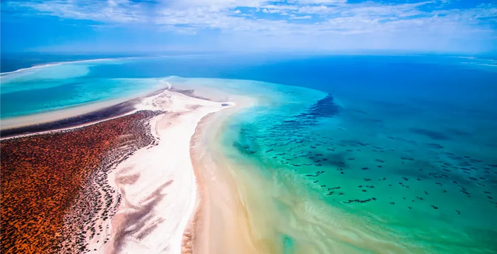 Luftaufnahme des Francois Peron Nationalparks nahe Denham, Westaustralien, mit seinem markanten Farbkontrast von roten Dünen und türkisem Meer [Bildquelle: © Tourism Western Australia]