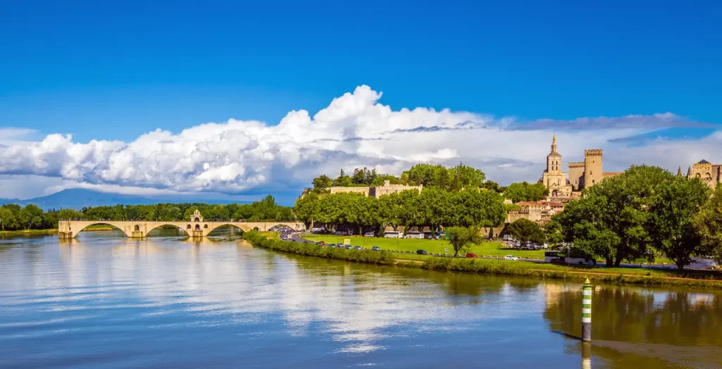 Die Brücke von Avignon mit dem Palast der Päpste im Hintergrund, Pont Saint-Bénézet, Provence, Frankreich, an einem sonnigen Tag [Bildquelle: © zm_photo | Canva]
