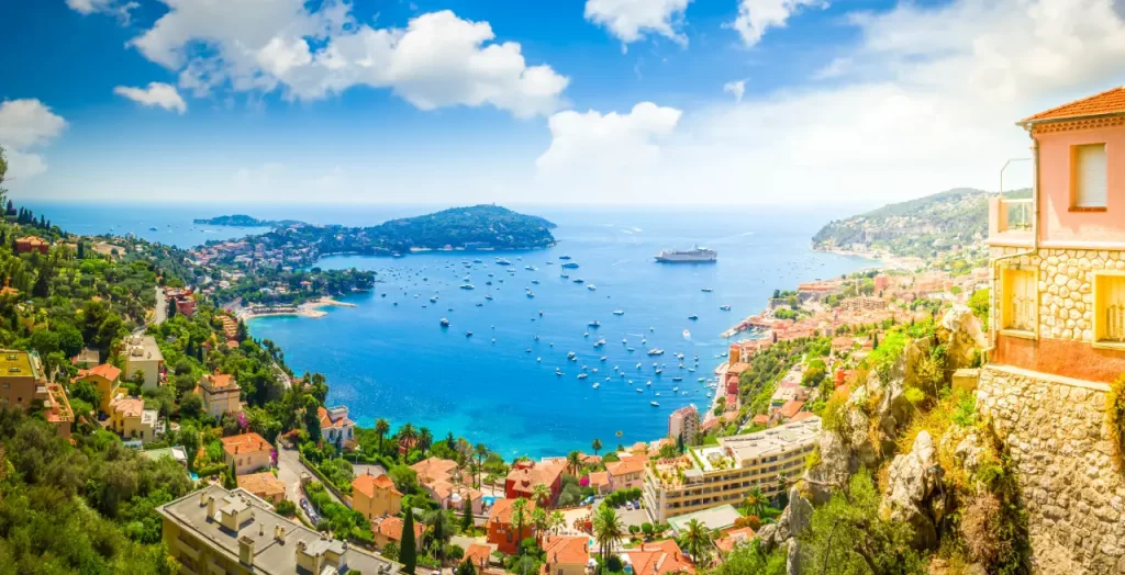 Panoramablick auf die Côte d'Azur in Frankreich mit azurblauem Wasser und malerischen Küstenorten [Bildquelle: © Anastasia | Canva]
