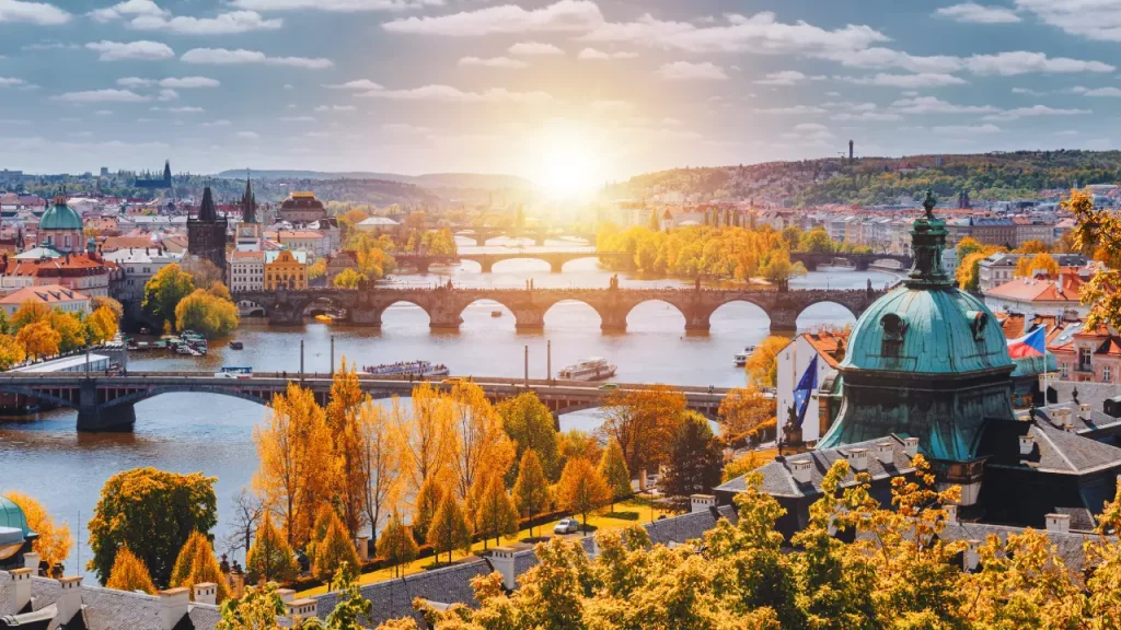 Herbstliche Ansicht der historischen Brücken Prags, vom beliebten Aussichtspunkt im Letna Park, über die Moldau in der Tschechischen Republik