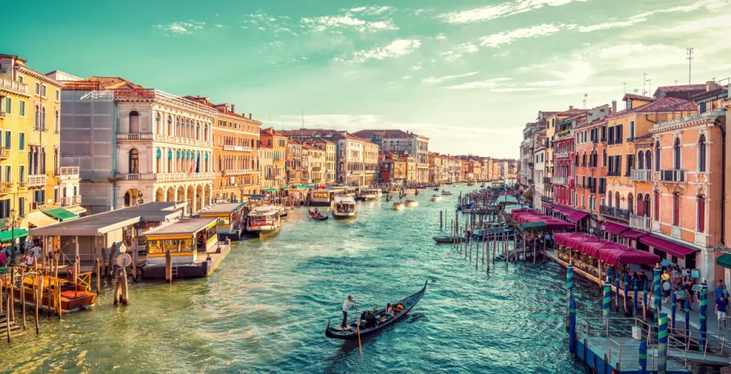 Kanal Grande in Venedig, Italien, mit Gondeln und farbenfrohen Gebäuden bei Tageslicht