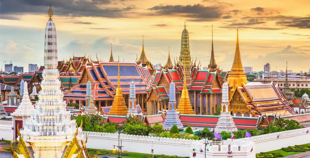 Blick auf den Königspalast in Bangkok, Thailand, mit seinen prächtigen Tempeln und Stupas