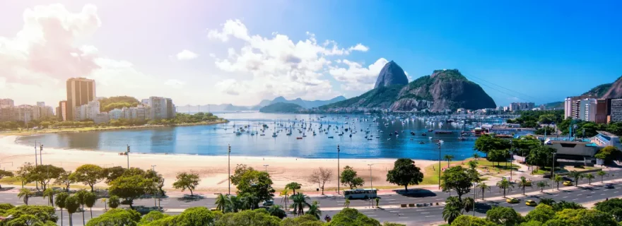 Aussicht auf den Zuckerhut und die Bucht von Rio de Janeiro, Brasilien, an einem sonnigen Tag