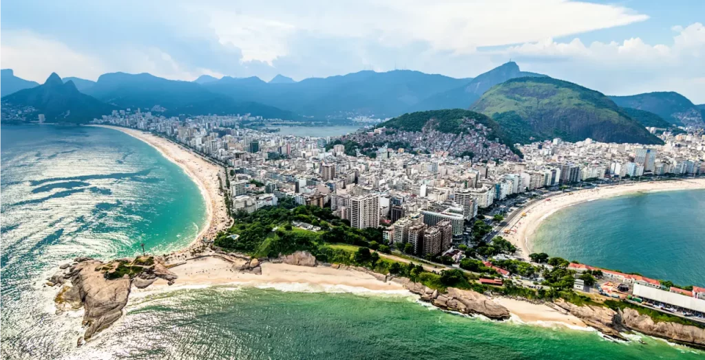 uftaufnahme der Skyline von Rio de Janeiro mit Stränden und Bergen in Brasilien