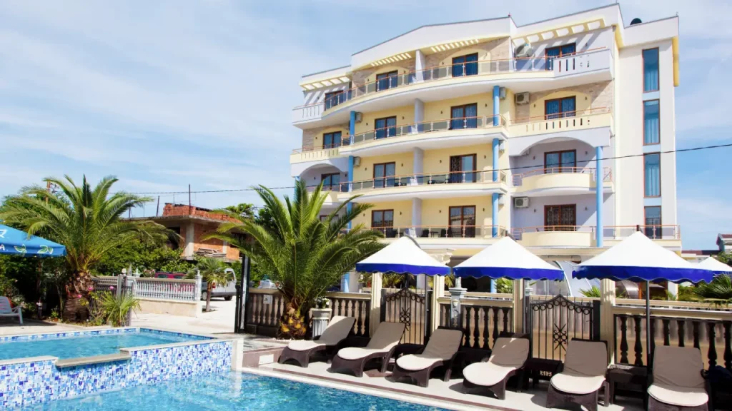 Modernes Spa-Hotel Montefila in Montenegro mit Außenpool und Liegestühlen unter blauen Sonnenschirmen [Bildquelle: © Spa Hotel Montefila]
