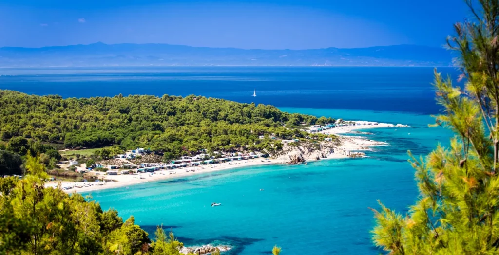 Panoramablick auf den idyllischen Strand von Sithonia in Chalkidiki, Griechenland, mit kristallklarem Wasser [Bildquelle: © Noyan Yilmaz | Canva]
