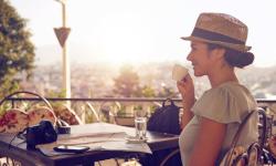 Frau mit Kaffee im All Inclusive Hotel in Kroatien